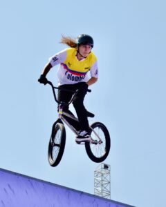 La colombiana Queen Saray Villegas volando en la prueba de BMX Freestyle | Foto: AP