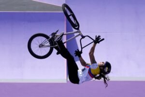 La colombiana Queen Saray Villegas volando en la prueba de BMX Freestyle | Foto: AP